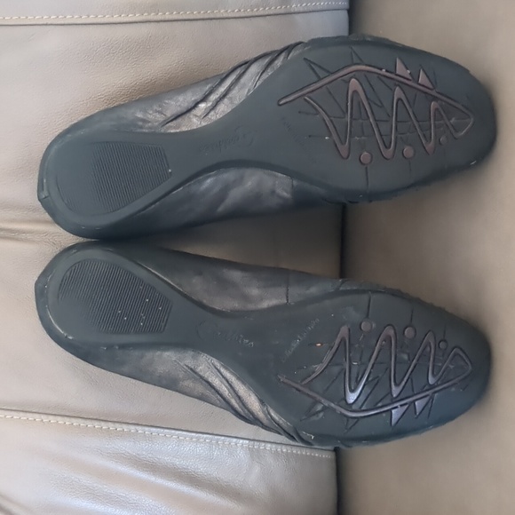 Earthies Vanya Flats Women's Size 7.5 Distressed Leather Pewter Slip On - Picture 6 of 13